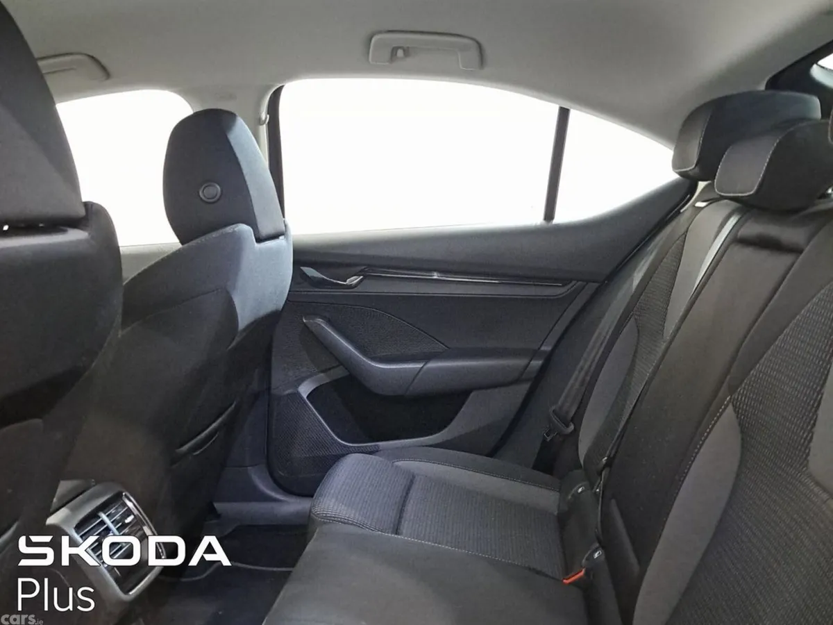 Skoda Octavia Saloon, Petrol, 2023, Grey