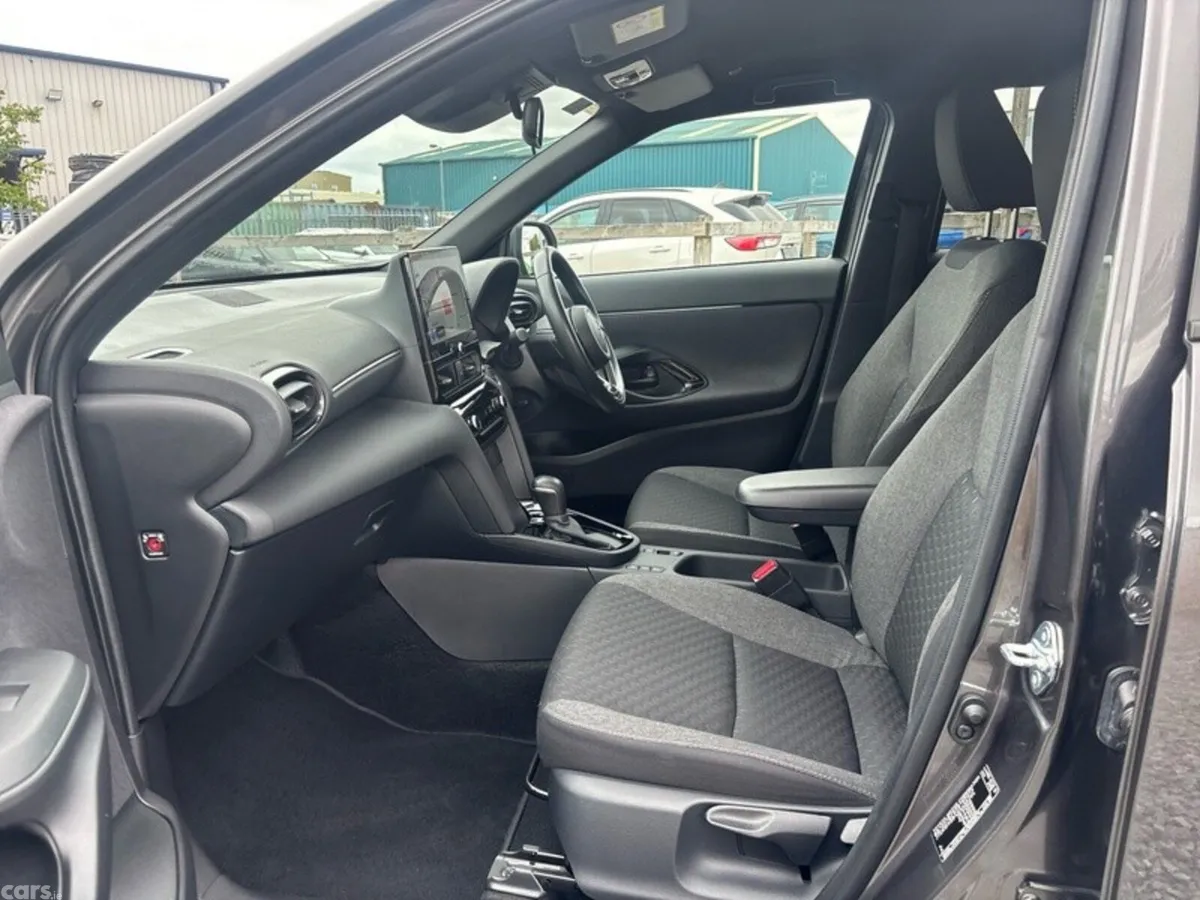Toyota Yaris Cross Hatchback, Petrol Hybrid, 2024, Grey
