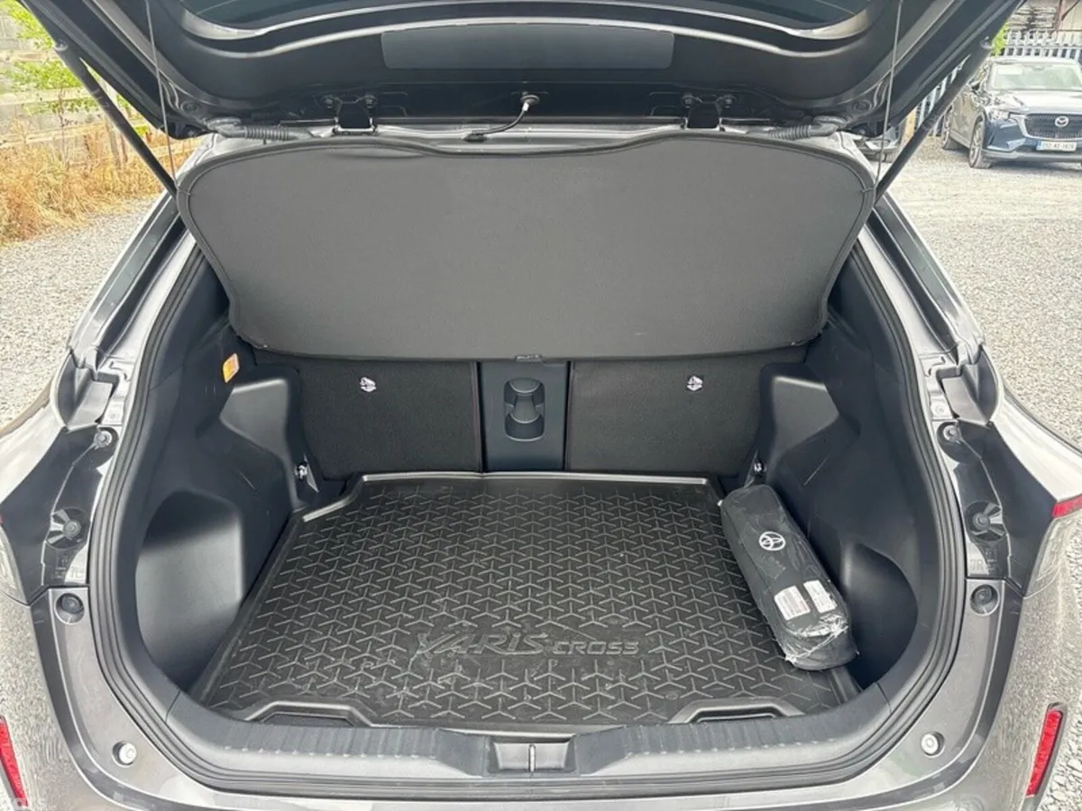 Toyota Yaris Cross Hatchback, Petrol Hybrid, 2024, Grey