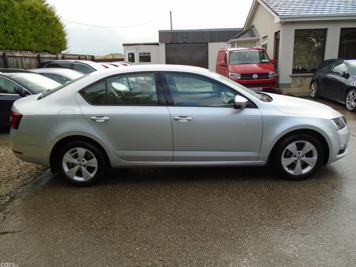 Skoda Octavia Saloon, Diesel, 2019, Grey