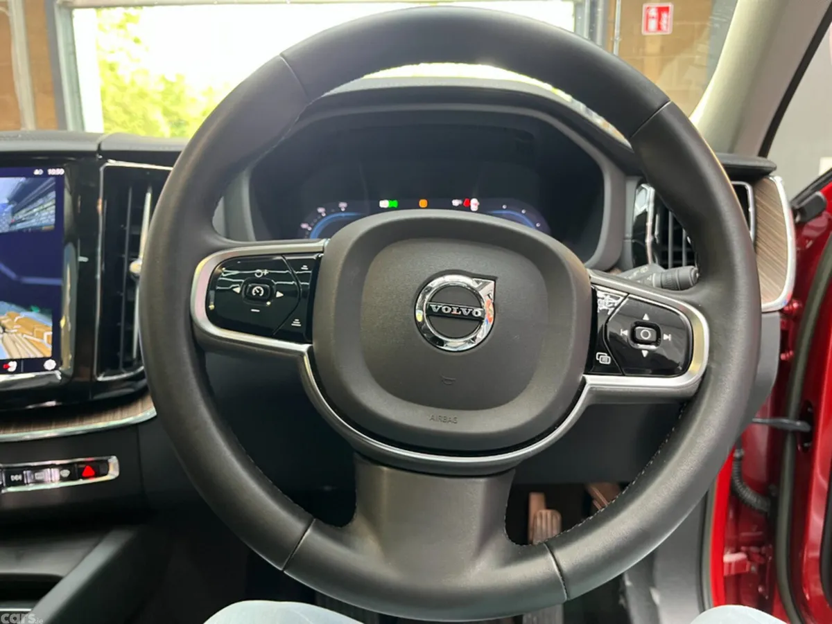 Volvo XC60 SUV, Petrol Hybrid, 2023, Red