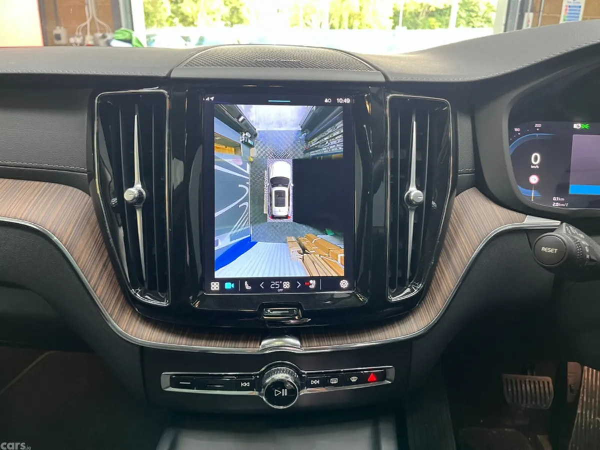 Volvo XC60 SUV, Petrol Hybrid, 2023, Red