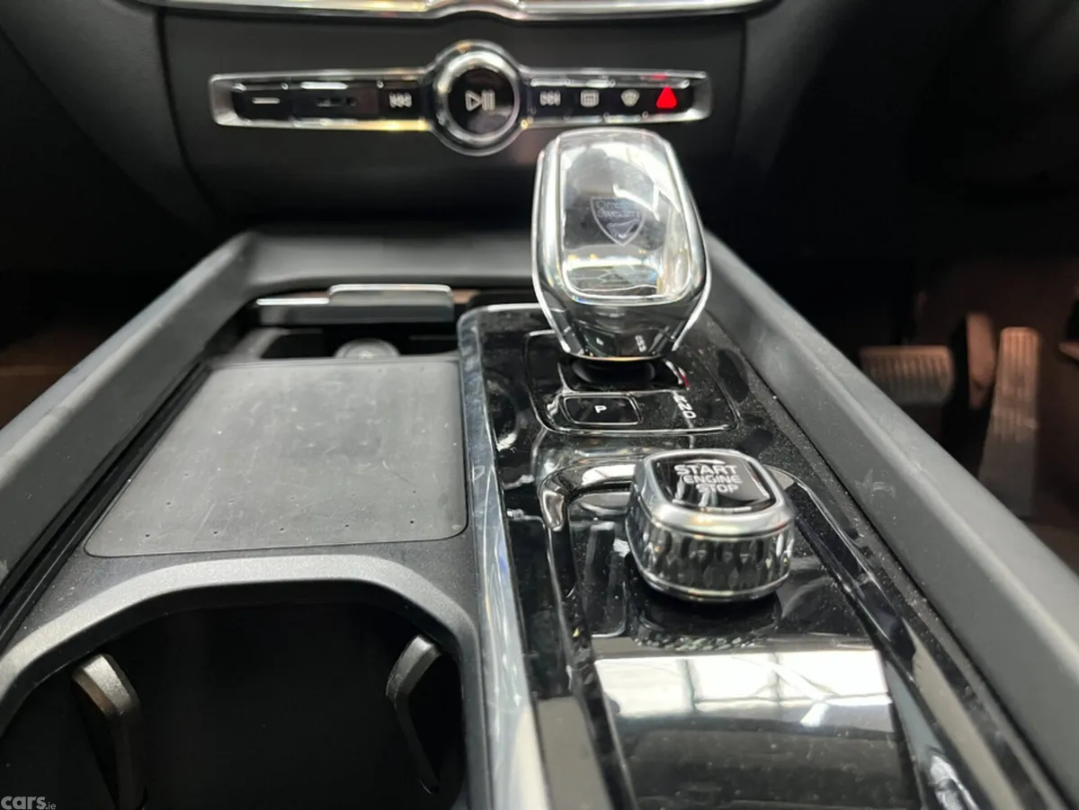 Volvo XC60 SUV, Petrol Hybrid, 2023, Red