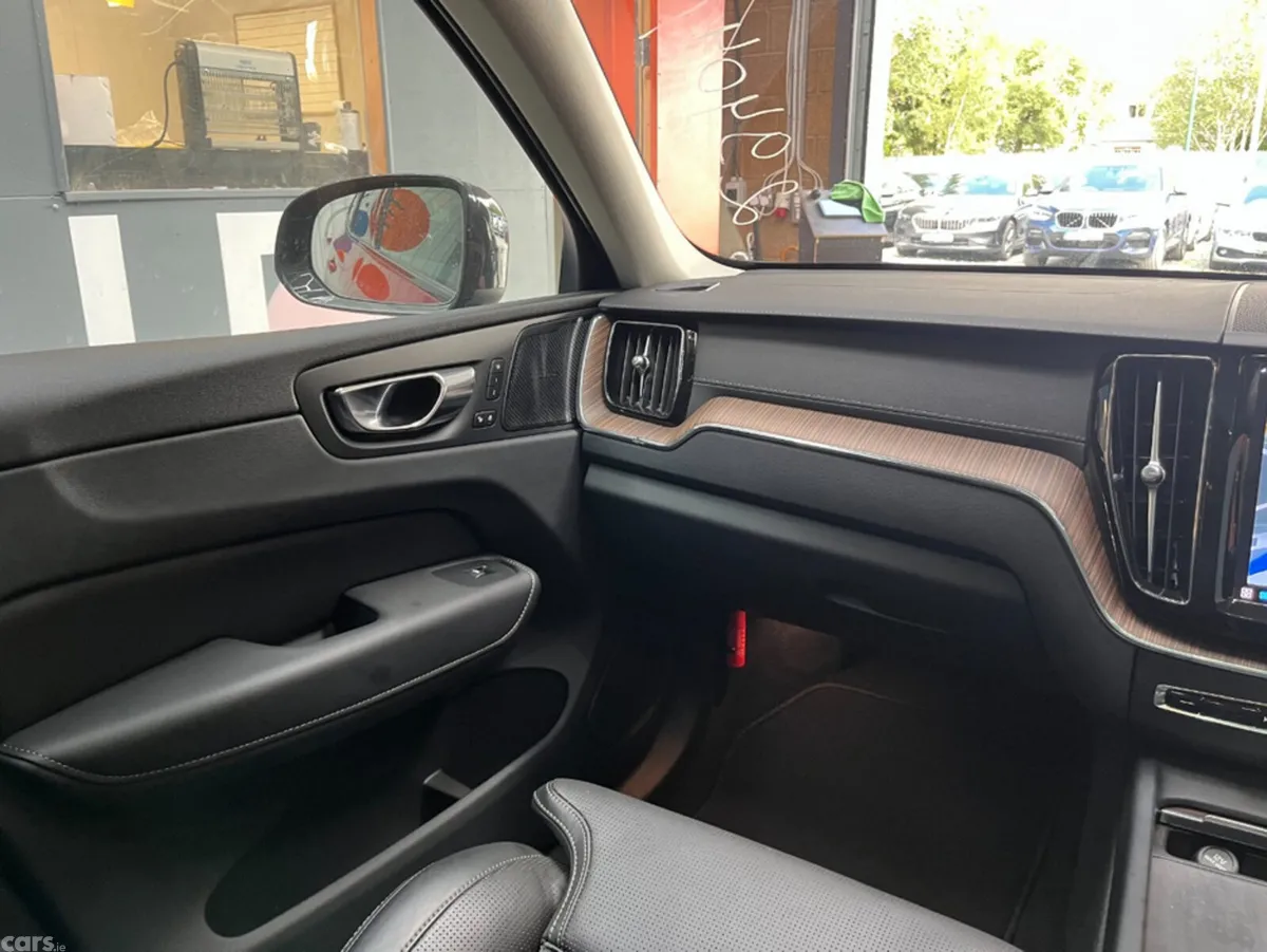 Volvo XC60 SUV, Petrol Hybrid, 2023, Red