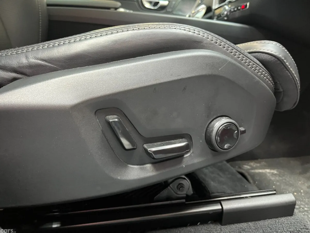 Volvo XC60 SUV, Petrol Hybrid, 2023, Red