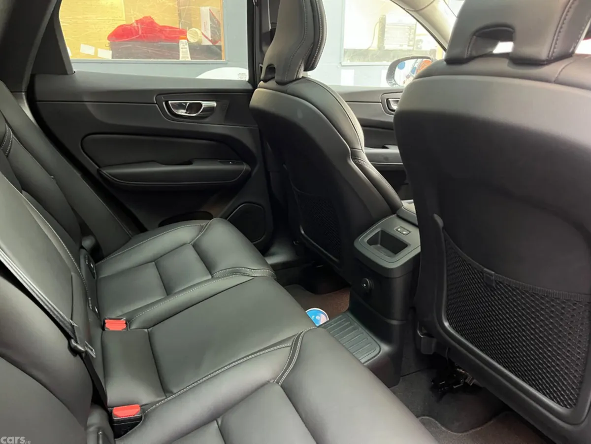 Volvo XC60 SUV, Petrol Hybrid, 2023, Red