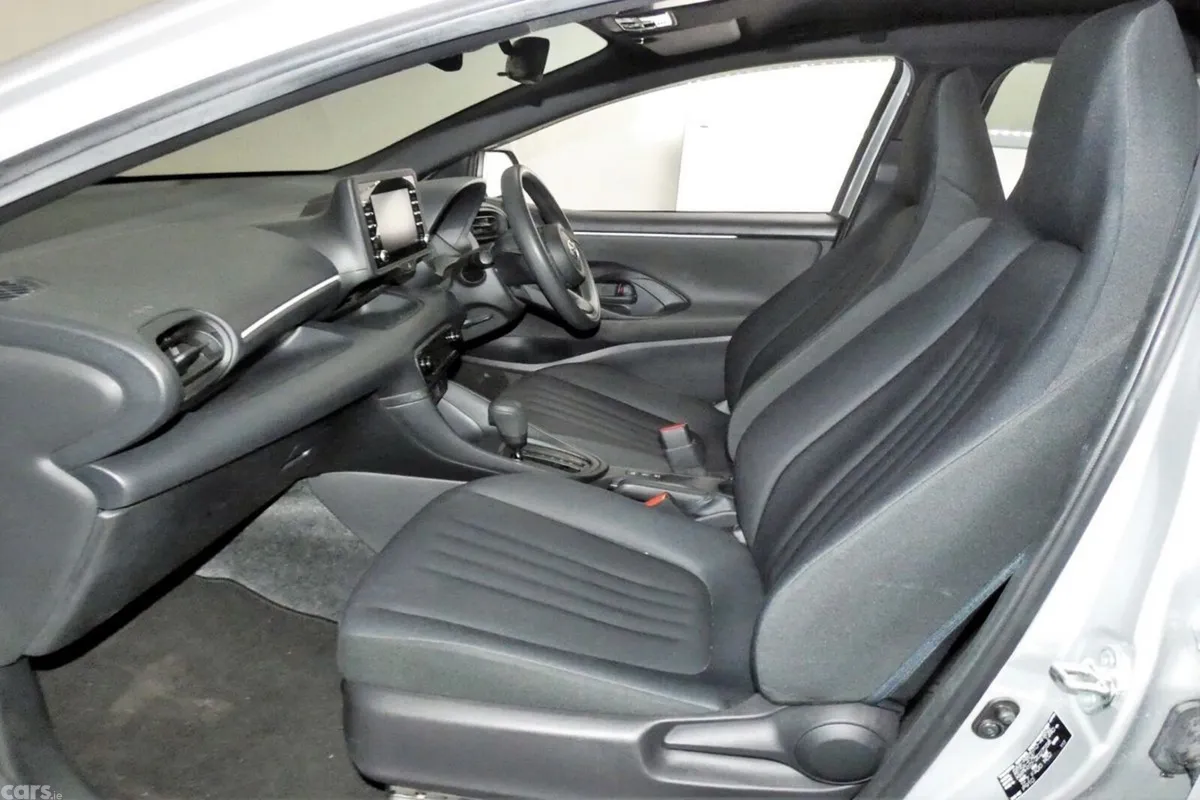 Toyota Yaris Hatchback, Petrol Hybrid, 2023, White