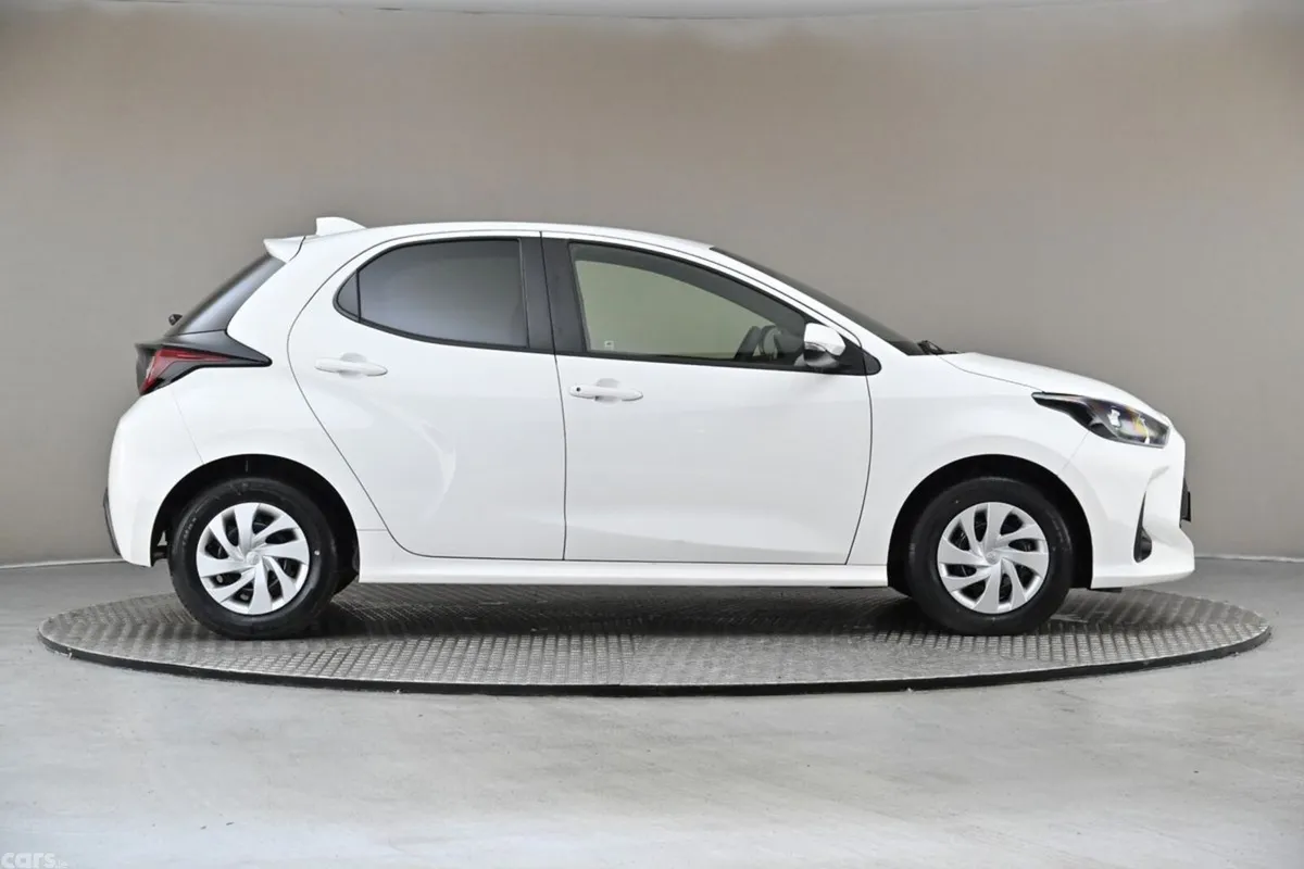 Toyota Yaris Hatchback, Petrol Hybrid, 2023, White