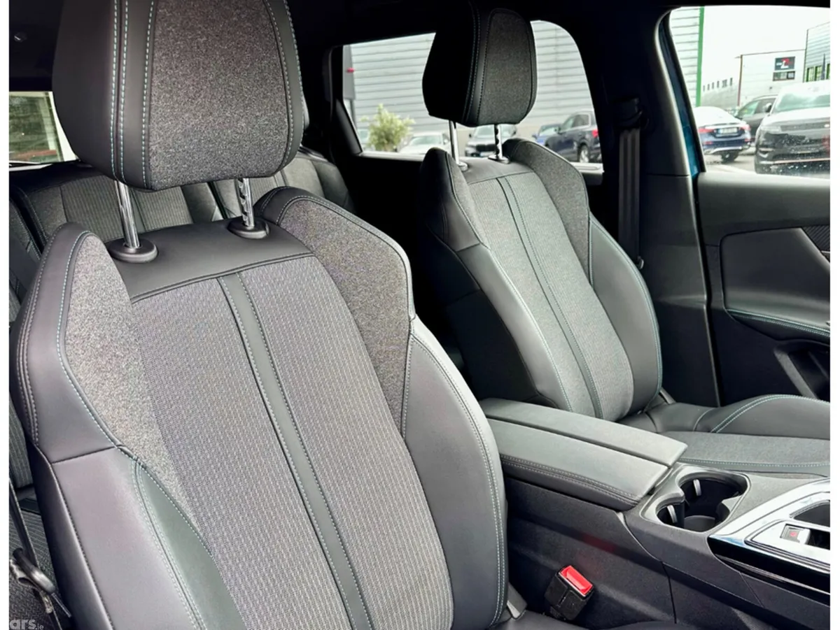 Peugeot 5008 MPV, Diesel, 2024, Blue