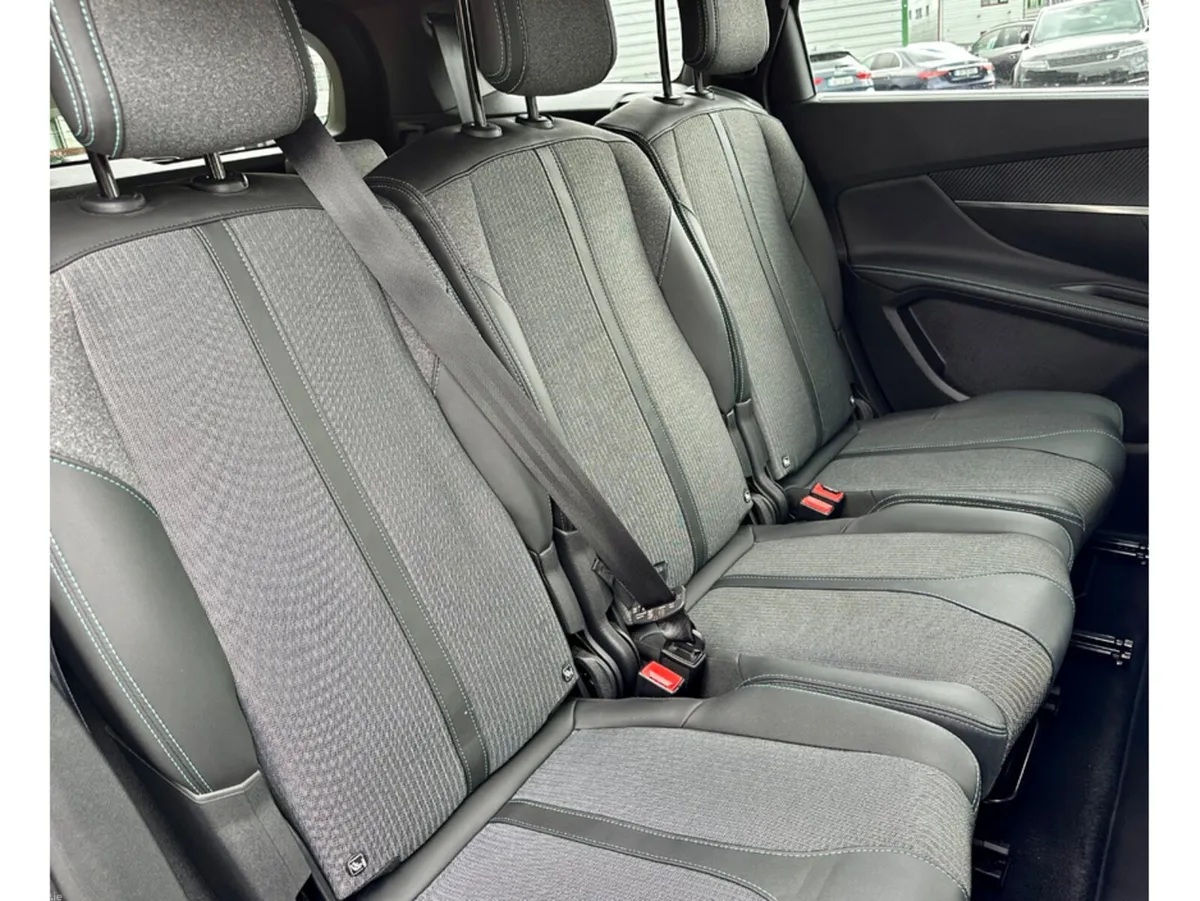 Peugeot 5008 MPV, Diesel, 2024, Blue