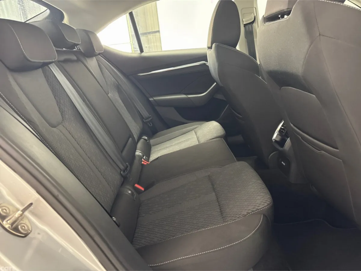 Skoda Octavia Saloon, Diesel, 2022, Grey