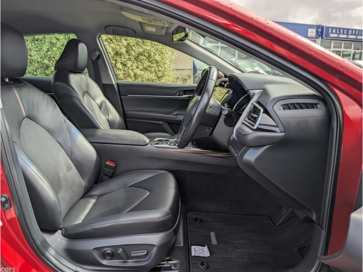 Toyota Camry Saloon, Petrol Hybrid, 2018, Red