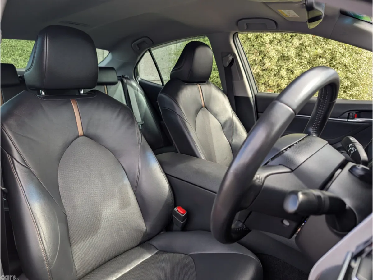 Toyota Camry Saloon, Petrol Hybrid, 2018, Red