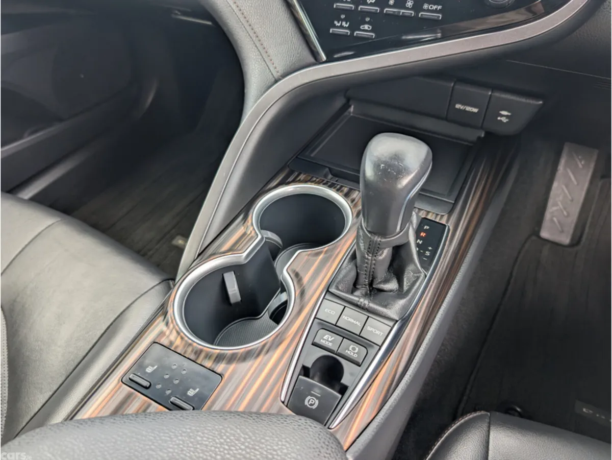 Toyota Camry Saloon, Petrol Hybrid, 2018, Red