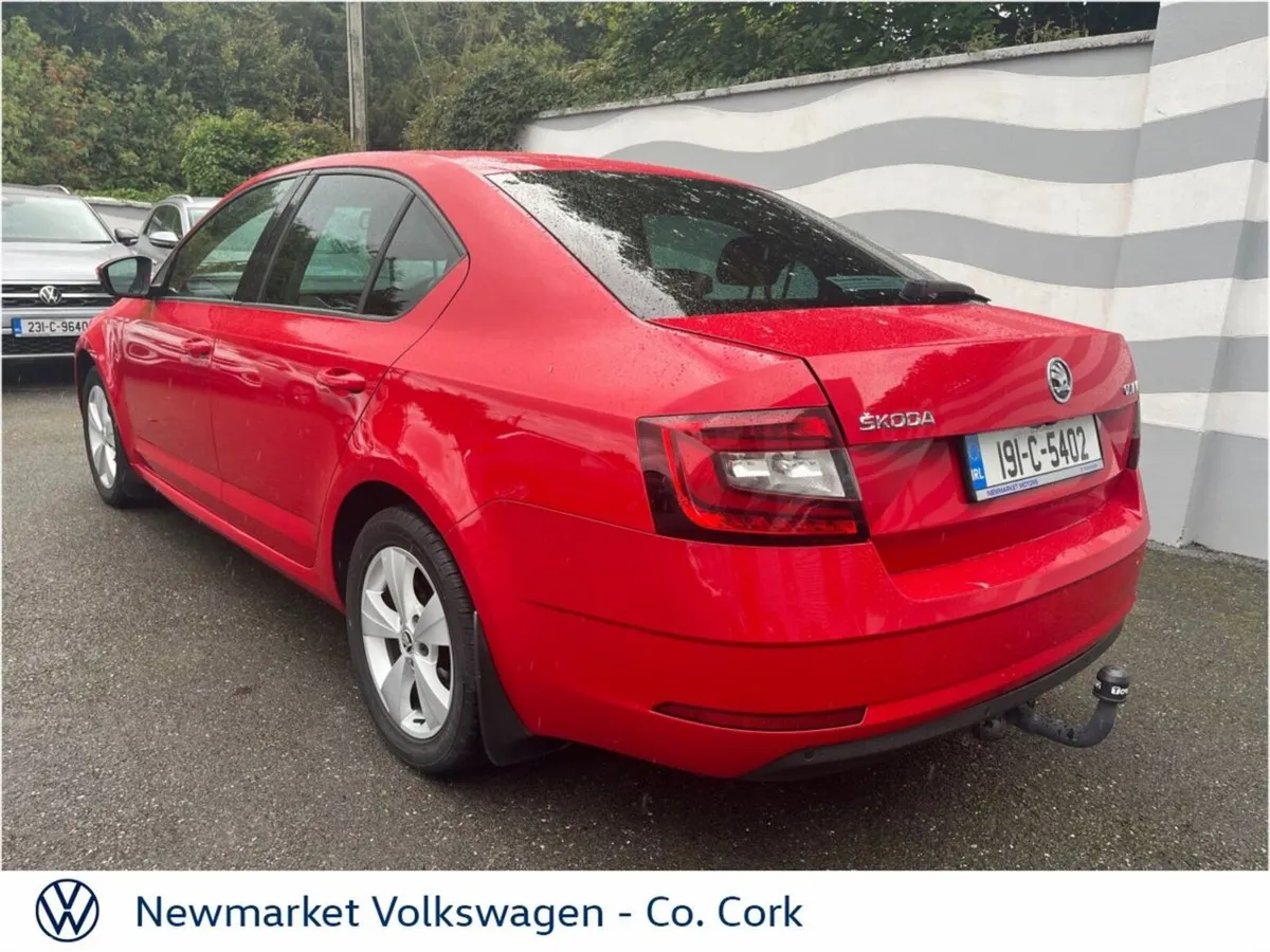 Skoda Octavia Saloon, Diesel, 2019, Red