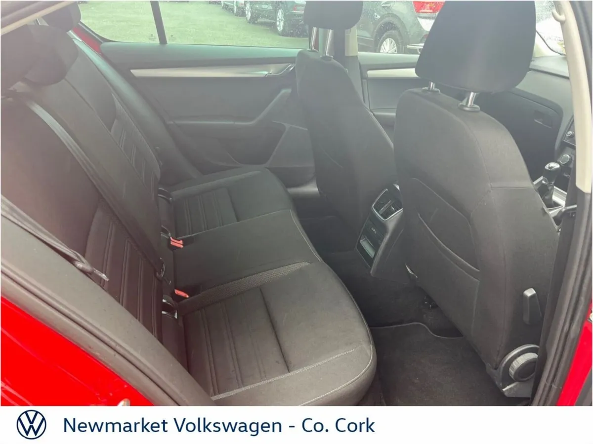 Skoda Octavia Saloon, Diesel, 2019, Red