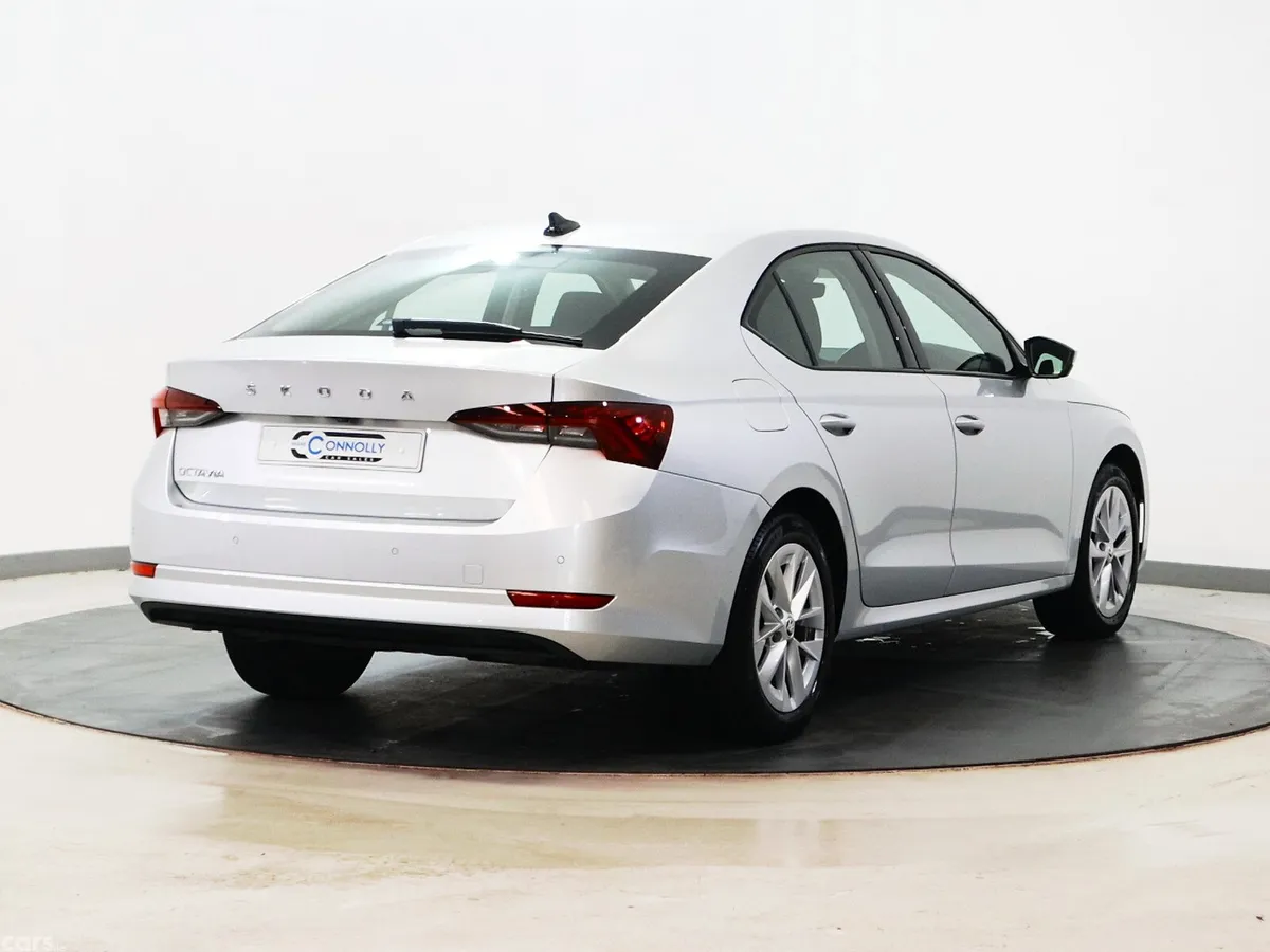 Skoda Octavia Saloon, Diesel, 2023, Grey
