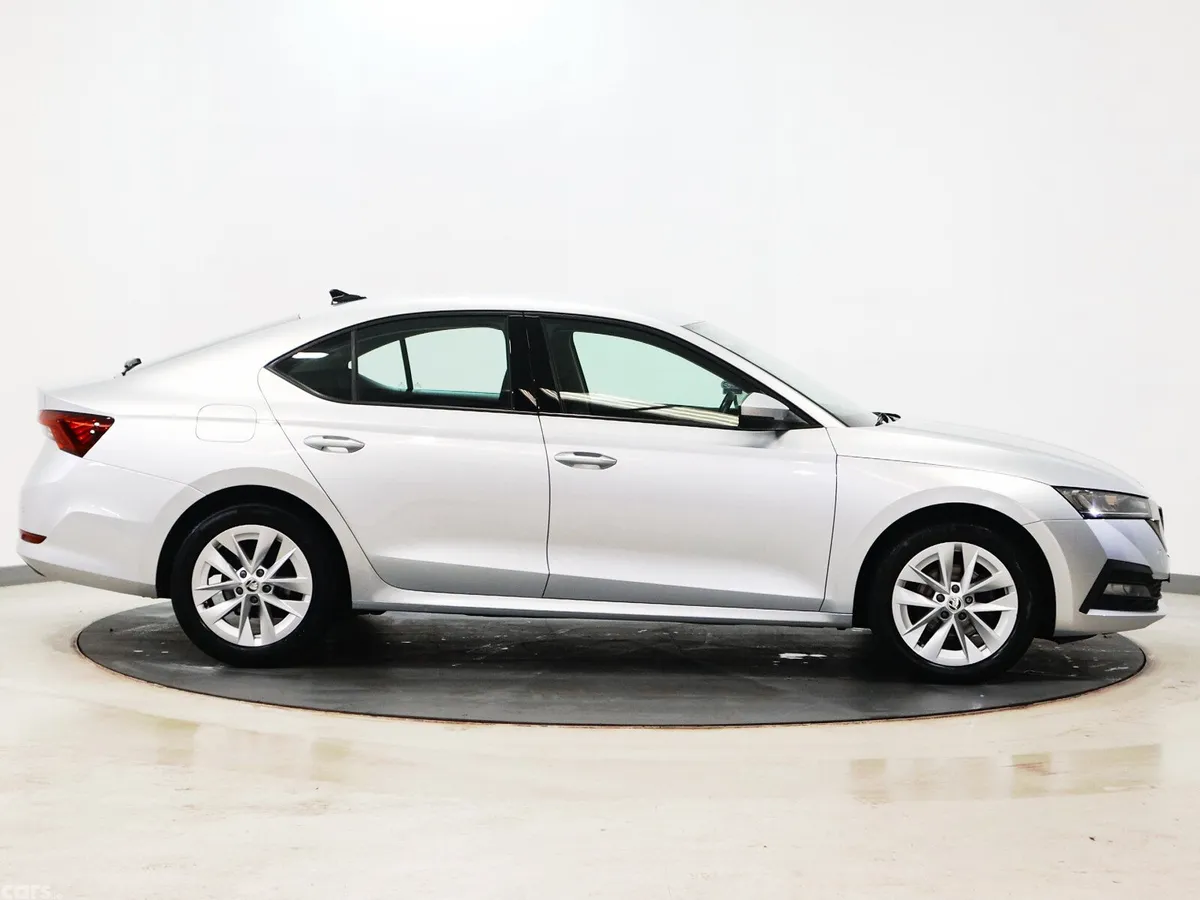 Skoda Octavia Saloon, Diesel, 2023, Grey