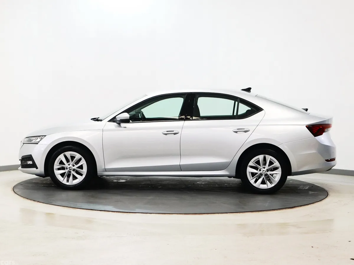 Skoda Octavia Saloon, Diesel, 2023, Grey