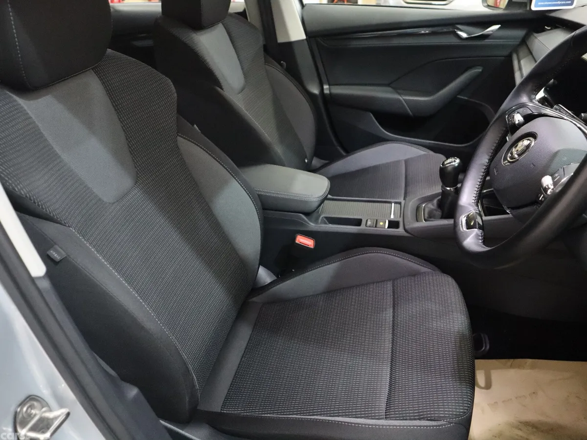 Skoda Octavia Saloon, Diesel, 2023, Grey