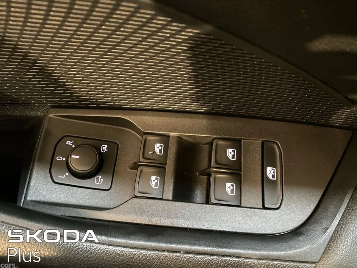 Skoda Octavia Saloon, Petrol, 2023, Blue