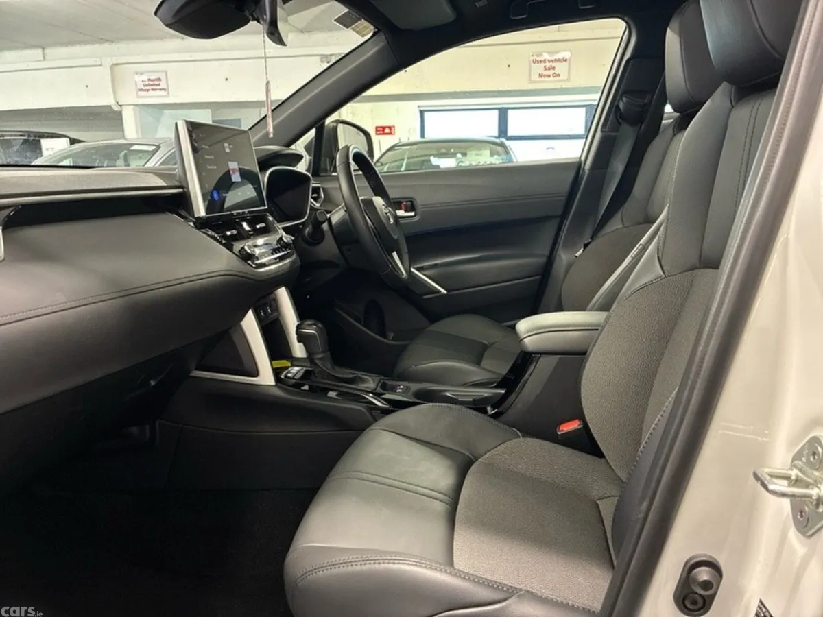 Toyota Corolla Cross Hatchback, Petrol Hybrid, 2023, White