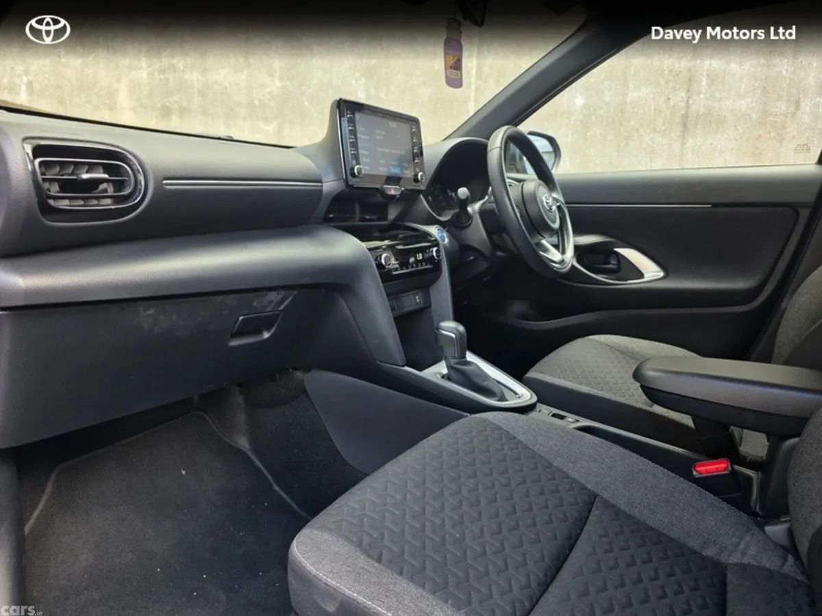 Toyota Yaris Cross Hatchback, Petrol Hybrid, 2023, Silver