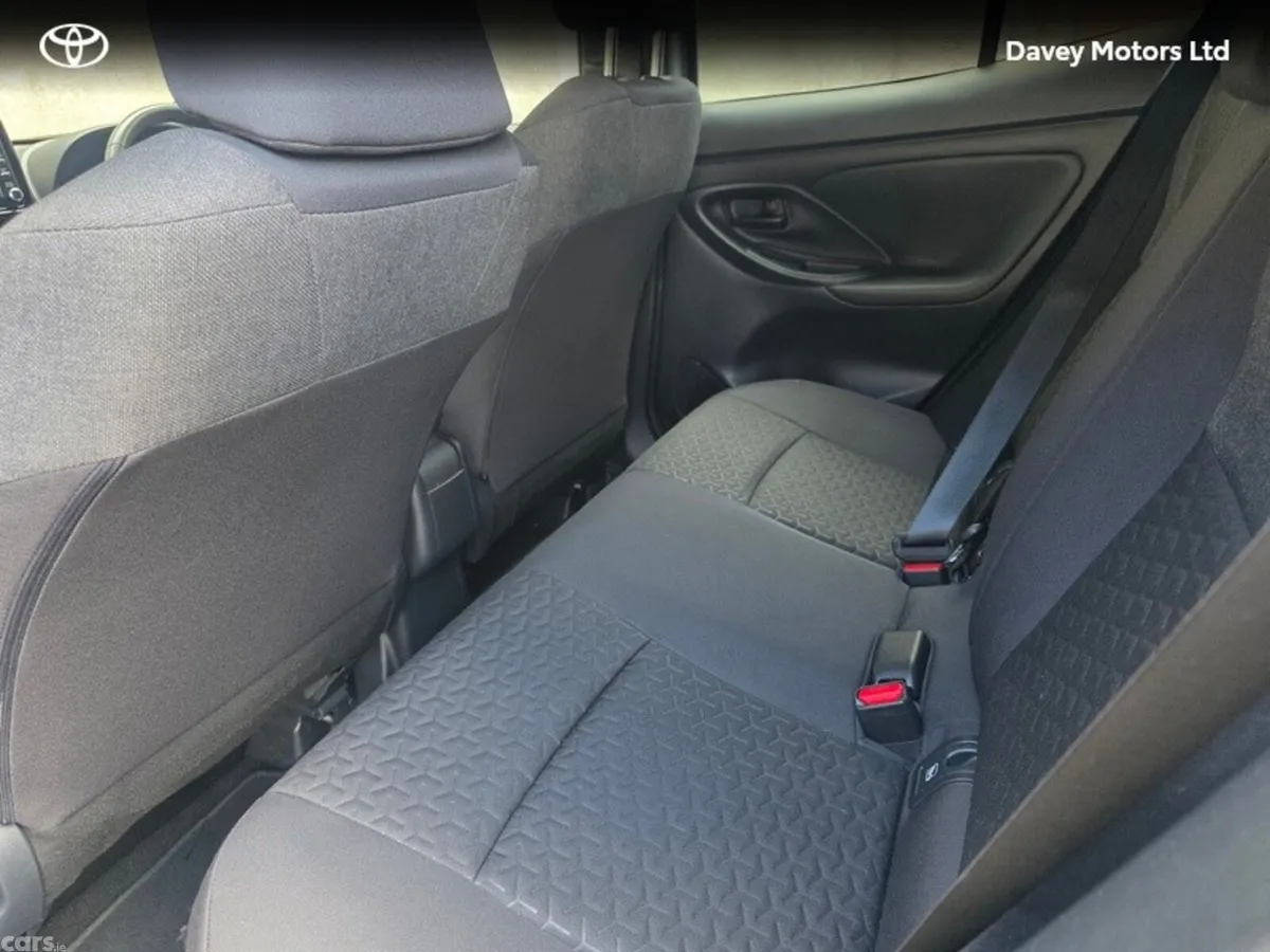 Toyota Yaris Cross Hatchback, Petrol Hybrid, 2023, Silver