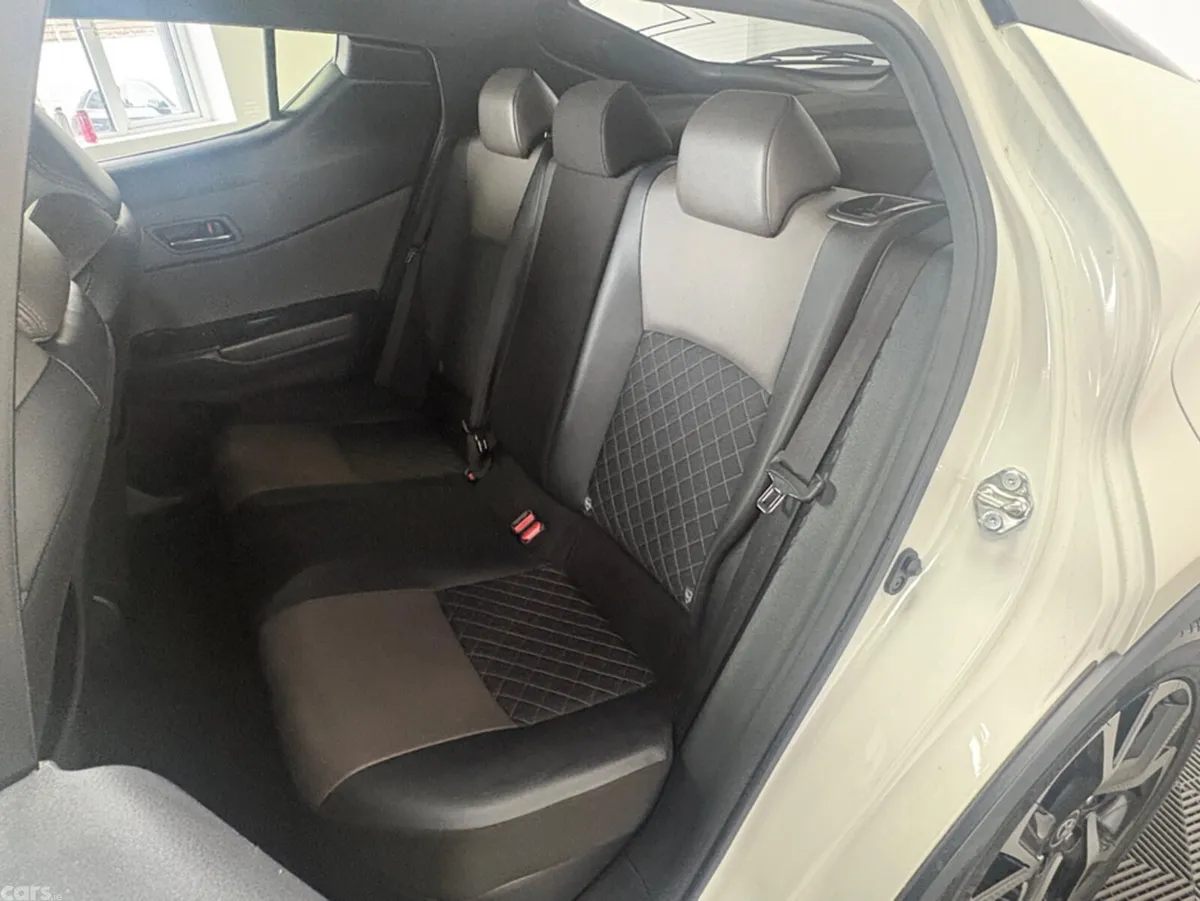 Toyota C-HR SUV, Petrol Hybrid, 2020, White