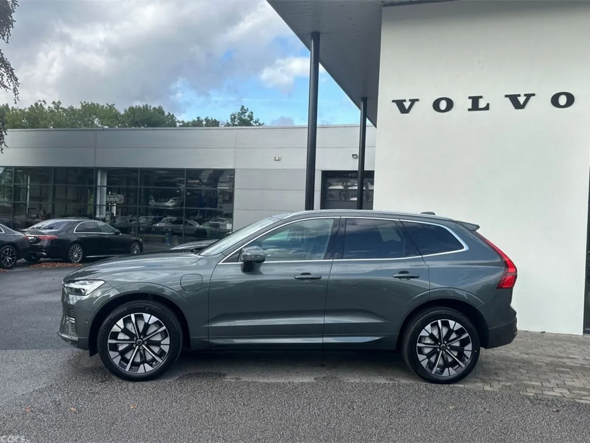 Volvo XC60 SUV, Petrol Plug-in Hybrid, 2026, Green