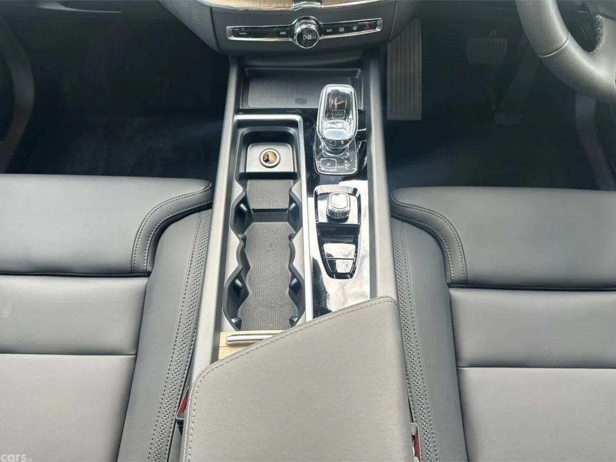 Volvo XC60 SUV, Petrol Plug-in Hybrid, 2026, Green