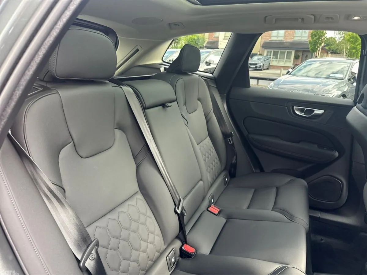 Volvo XC60 SUV, Petrol Plug-in Hybrid, 2026, Green