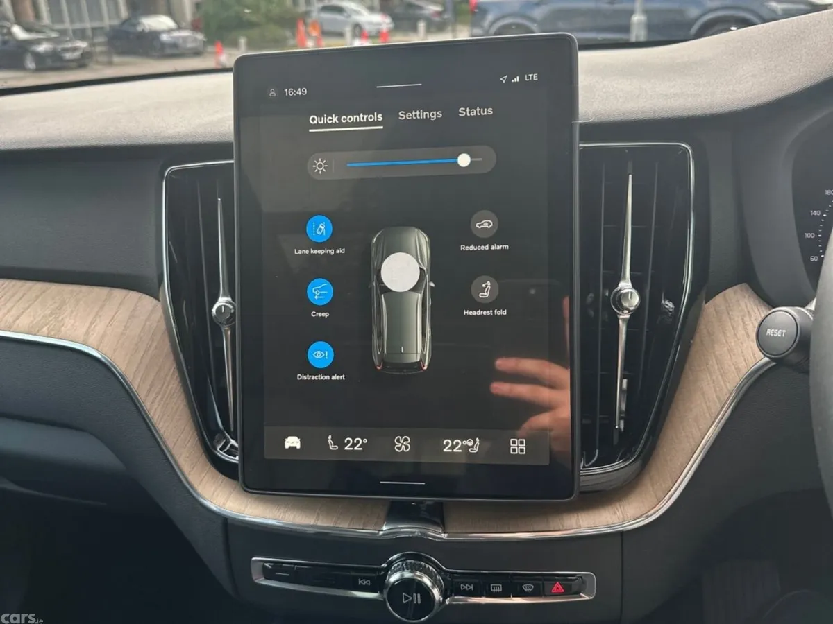 Volvo XC60 SUV, Petrol Plug-in Hybrid, 2026, Green