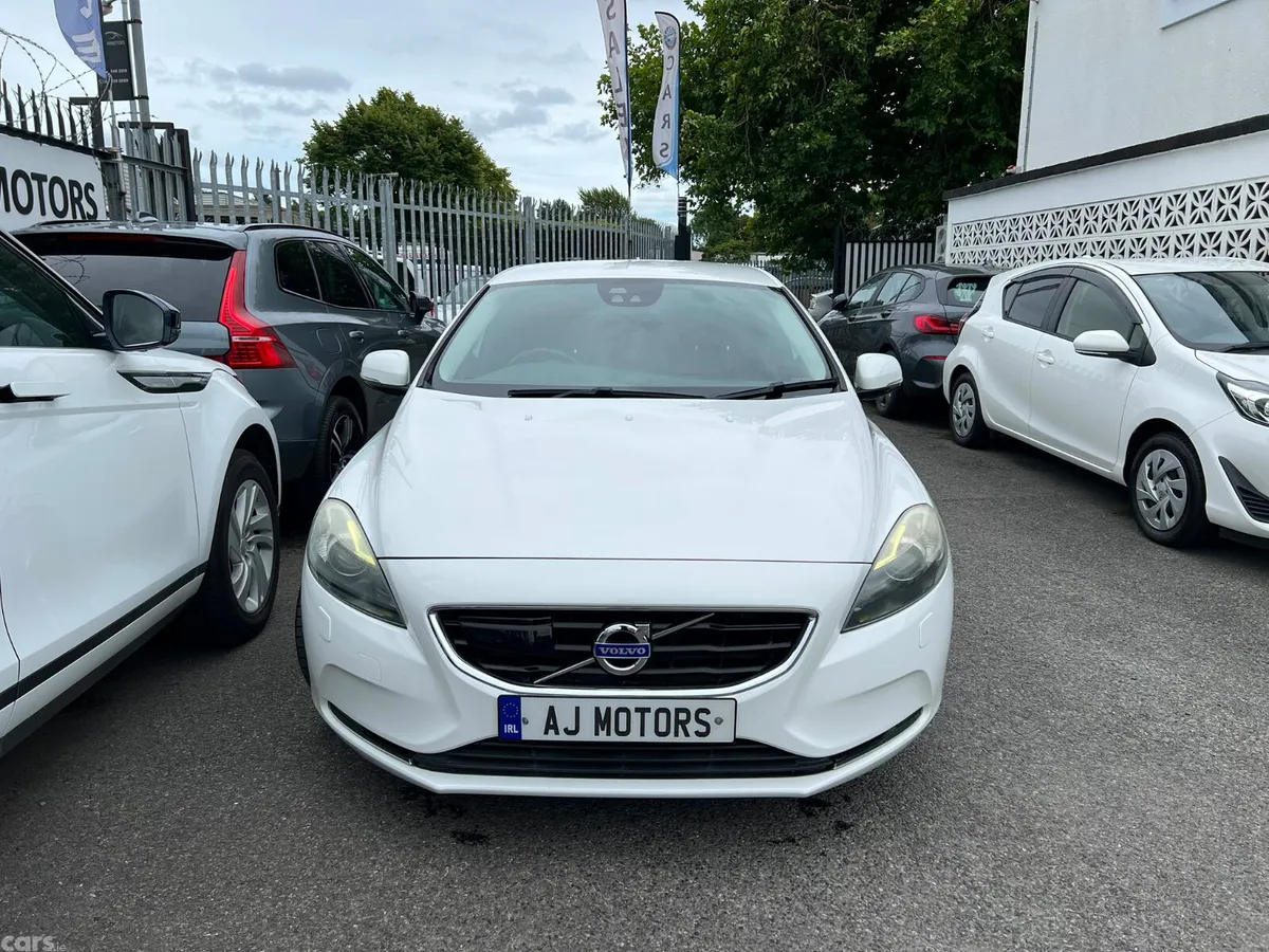 Volvo V40 Hatchback, Petrol, 2015, White
