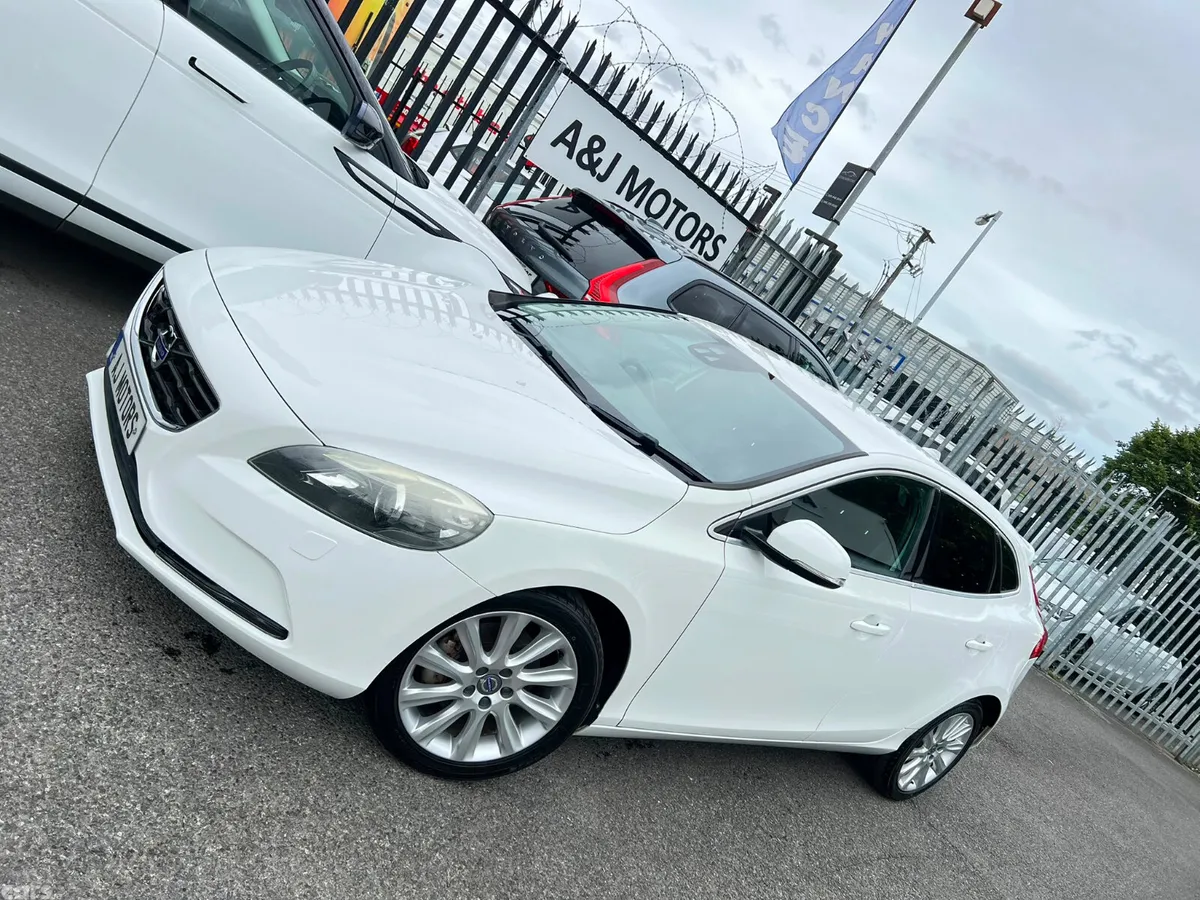 Volvo V40 Hatchback, Petrol, 2015, White