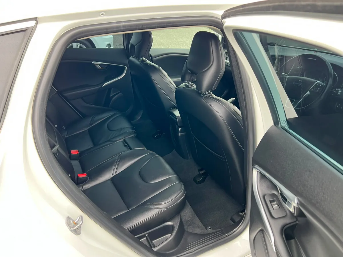 Volvo V40 Hatchback, Petrol, 2015, White