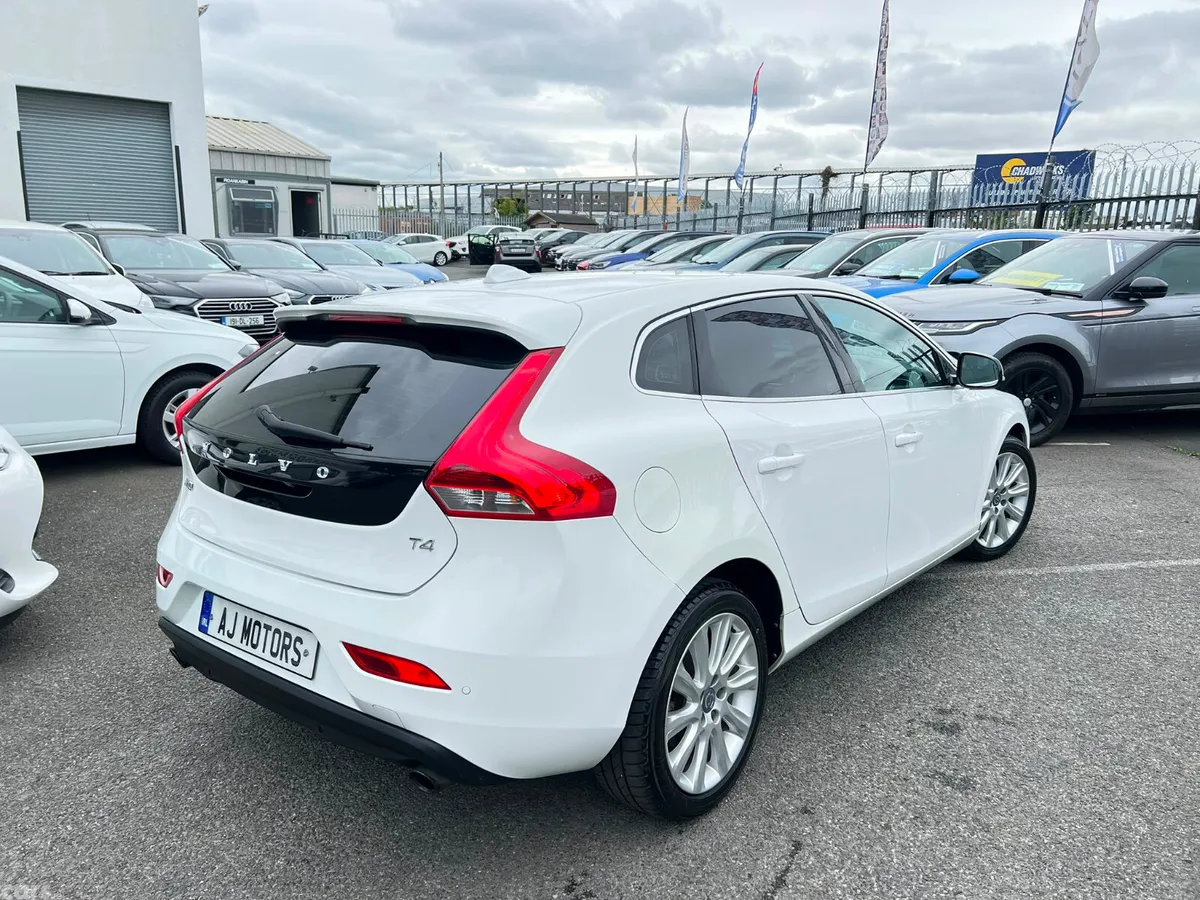 Volvo V40 Hatchback, Petrol, 2015, White