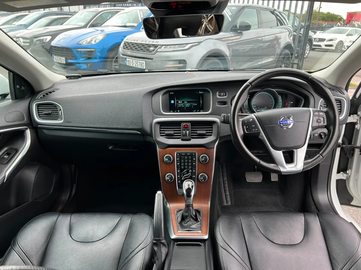 Volvo V40 Hatchback, Petrol, 2015, White