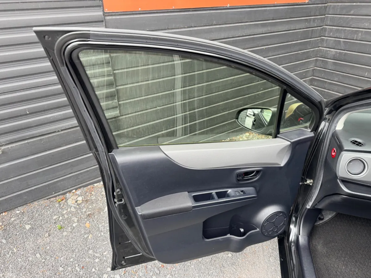Toyota Yaris Hatchback, Petrol, 2013, Black