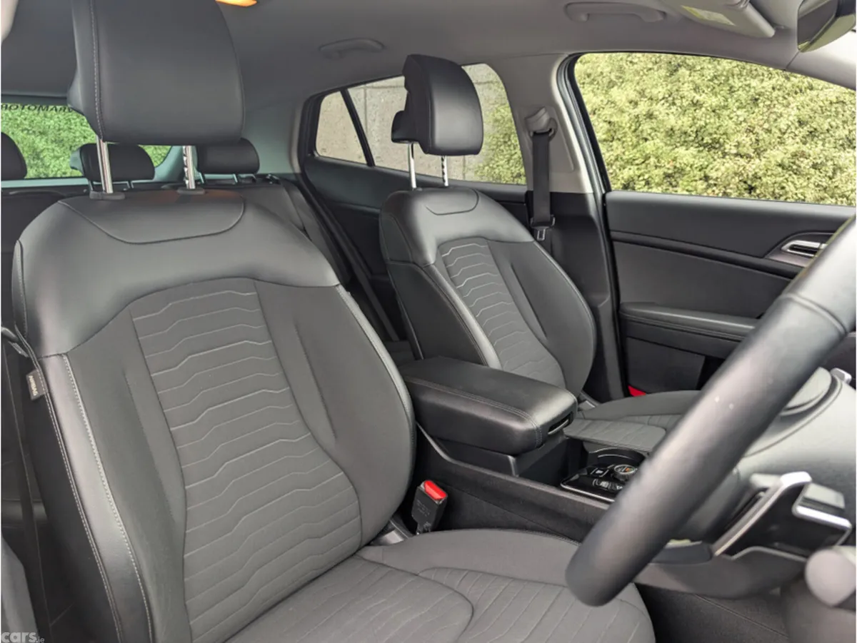 Kia Sportage MPV, Petrol Plug-in Hybrid, 2022, Black