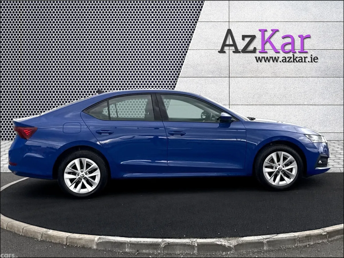 Skoda Octavia Hatchback, Petrol Plug-in Hybrid, 2023, Blue