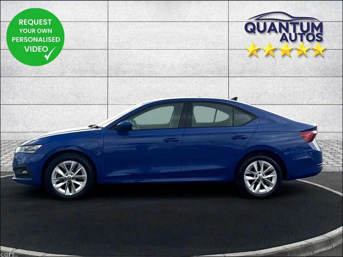 Skoda Octavia Hatchback, Petrol Plug-in Hybrid, 2023, Blue