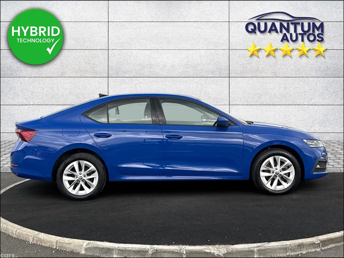 Skoda Octavia Hatchback, Petrol Plug-in Hybrid, 2023, Blue