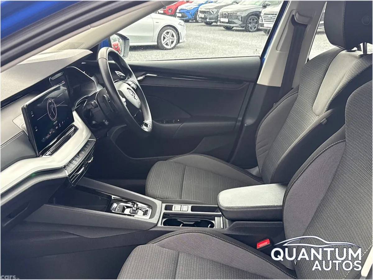 Skoda Octavia Hatchback, Petrol Plug-in Hybrid, 2023, Blue