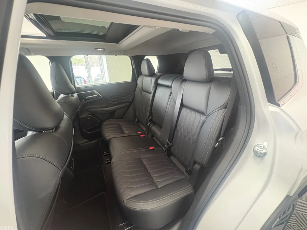 Mitsubishi Outlander SUV, Petrol Plug-in Hybrid, 2024, White