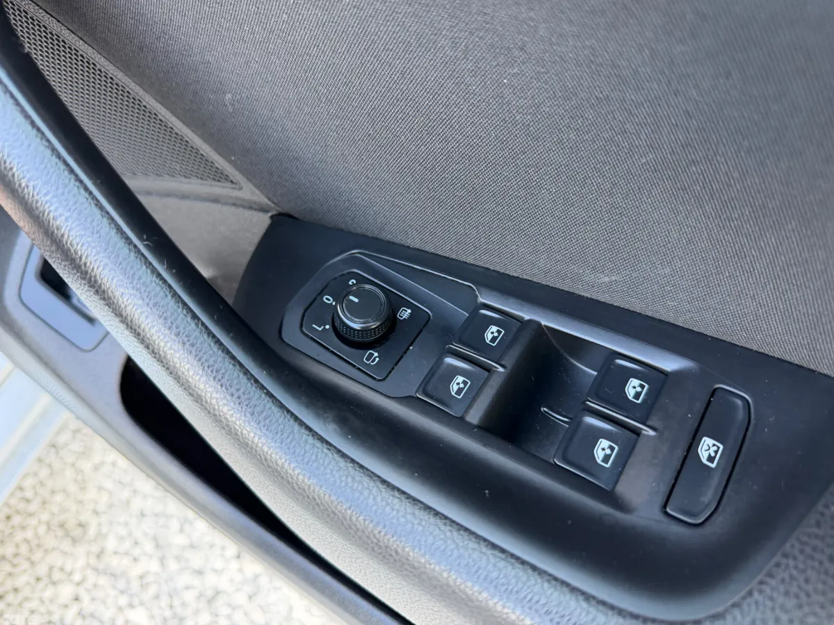 Volkswagen Passat Saloon, Diesel, 2019, Grey