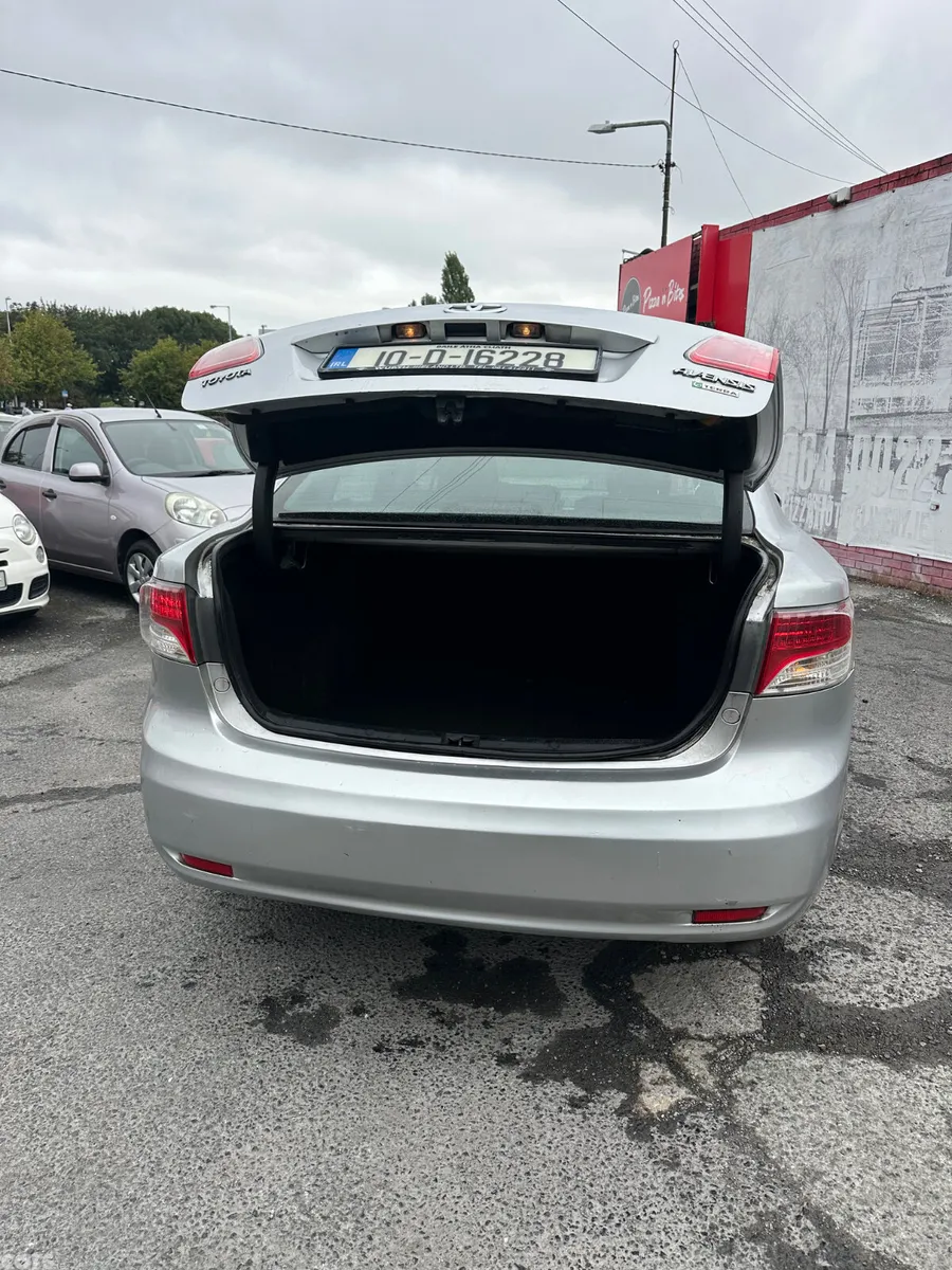 Toyota Avensis Saloon, Diesel, 2010, Silver