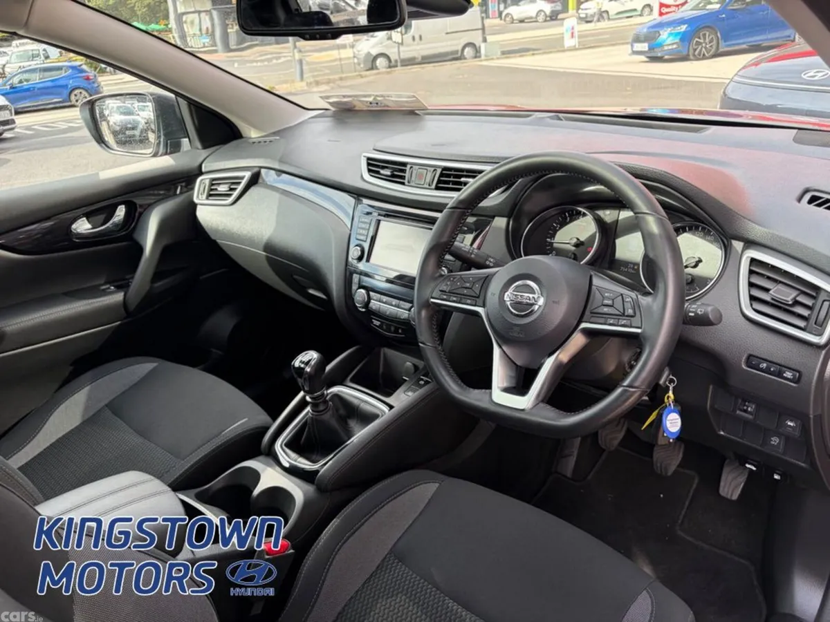 Nissan Qashqai MPV, Petrol, 2019, Red