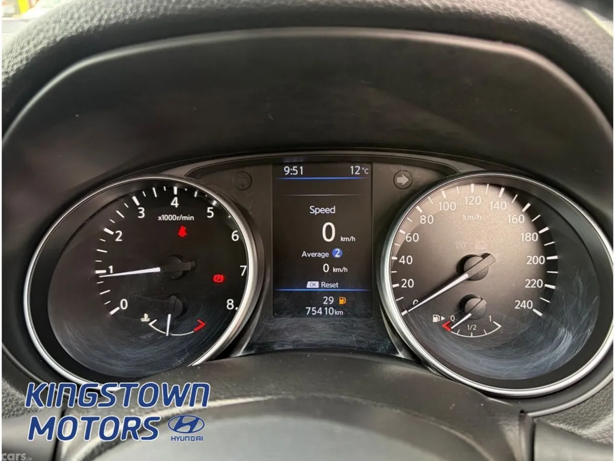 Nissan Qashqai MPV, Petrol, 2019, Red