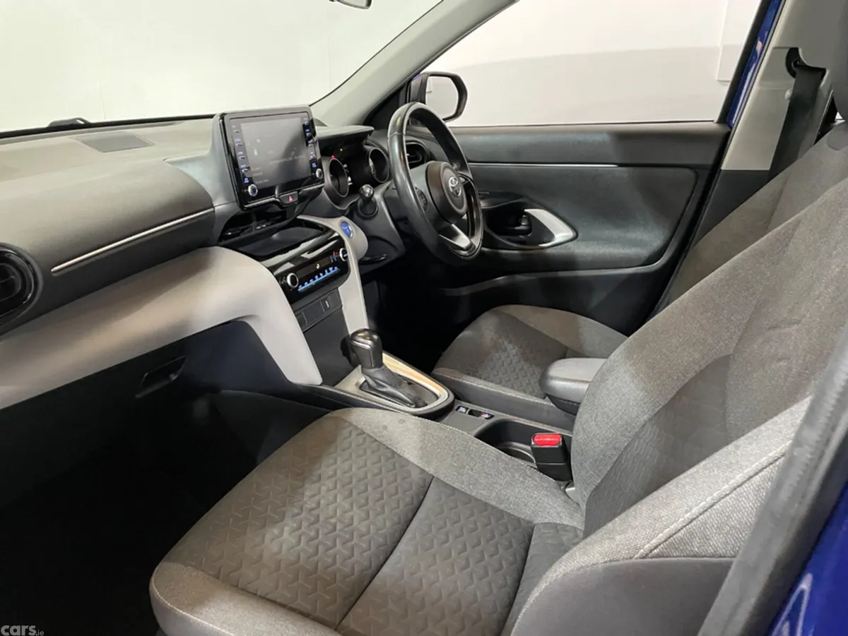 Toyota Yaris Cross SUV, Petrol Hybrid, 2022, Blue